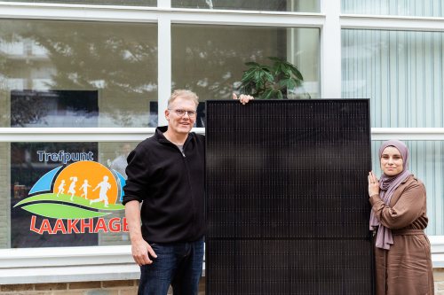 Duurzaam Den Haag Joris Wijsmuller poseert bij een zonnepaneel