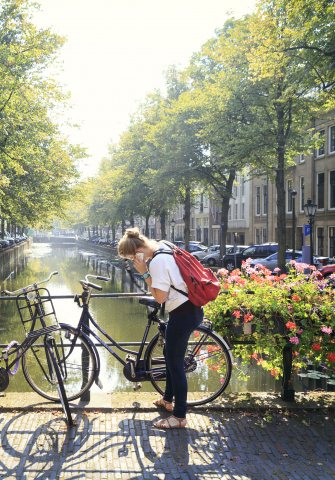 Vrouw stalt fiets op brug Den Haag