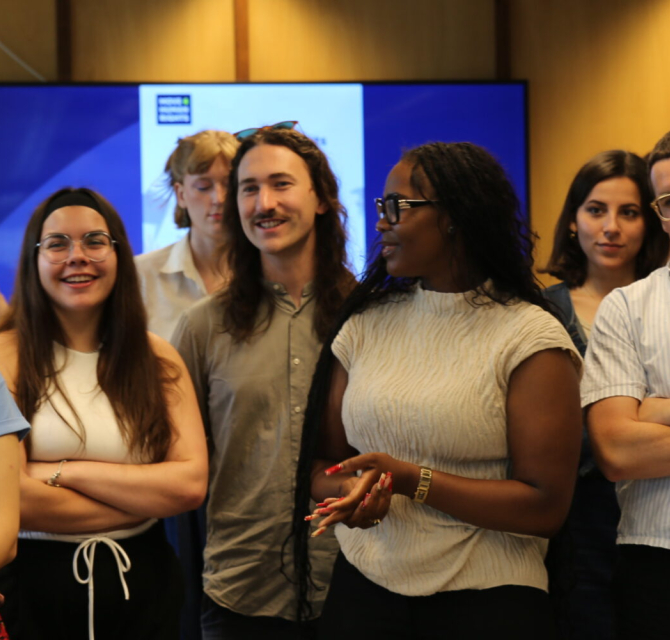 Jongeren deelnemers van het programma poseren