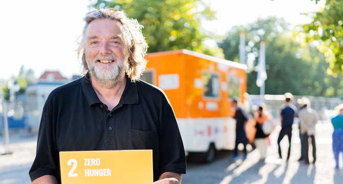 Frans Pas met de Haagse Soepbus op de achtergrond