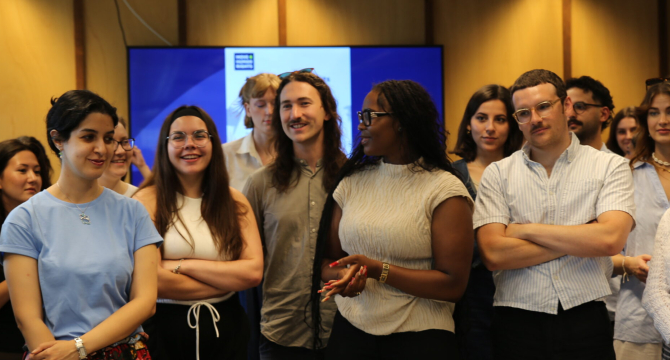 Jongeren deelnemers van het programma poseren